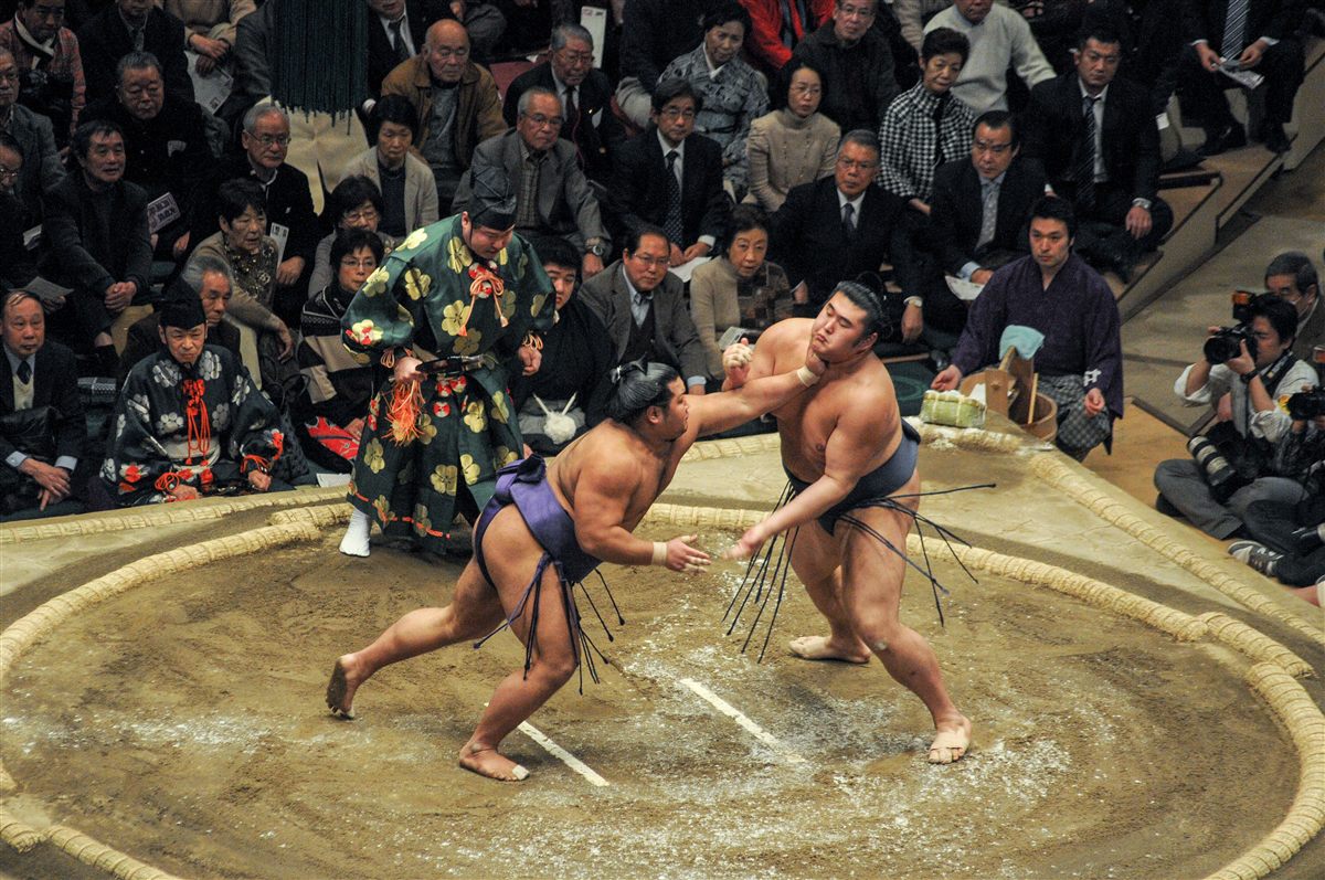 大相撲、土俵での取組の様子