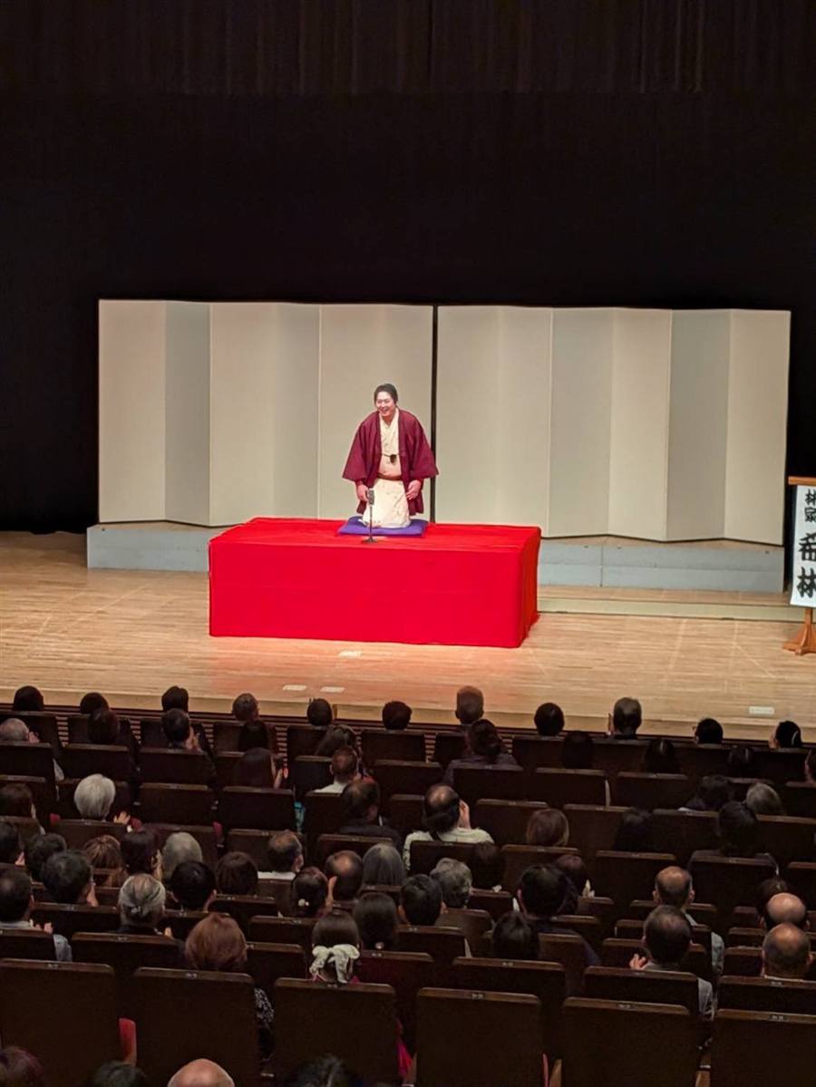 木久扇祭りの高座で満員の客席に向けて落語を披露する林家希林