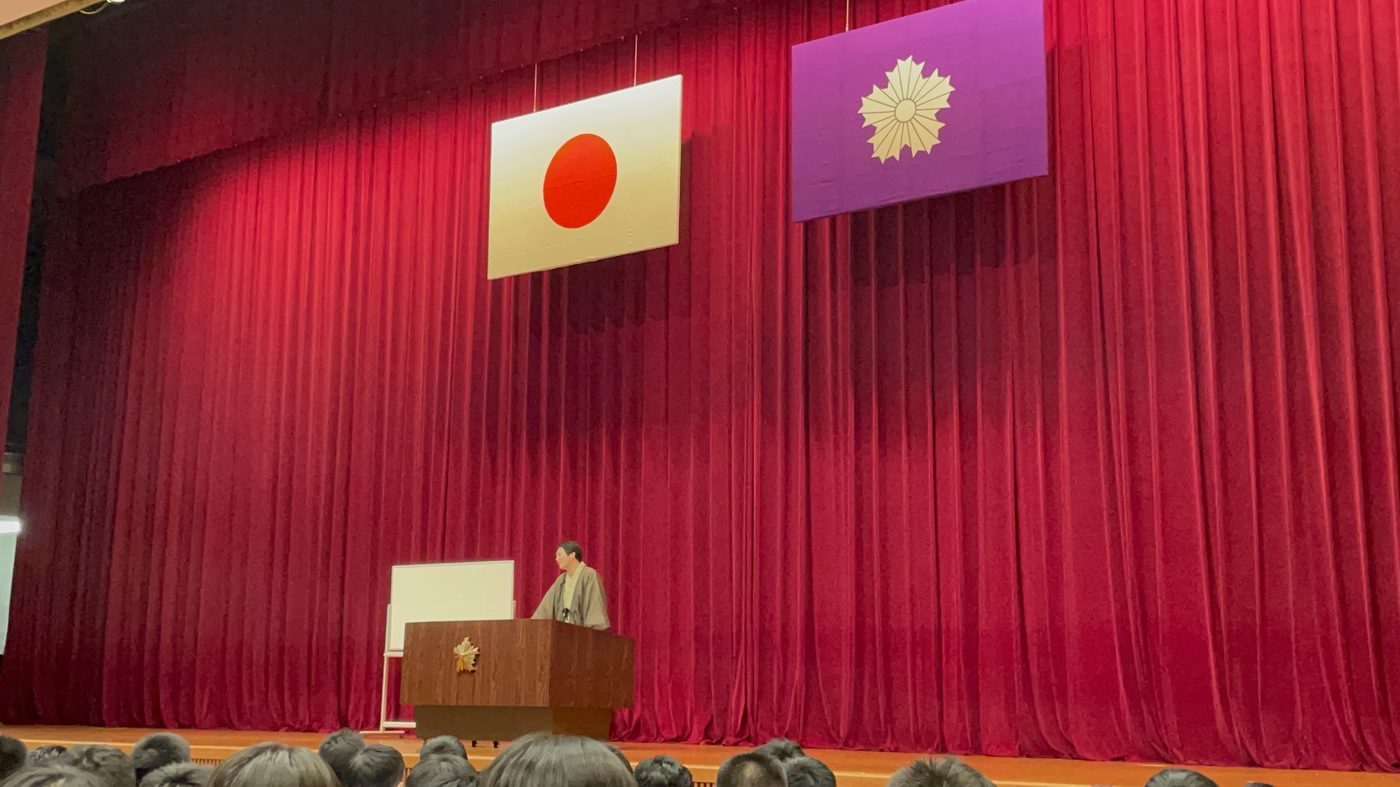 企業の会合で講演する林家希林