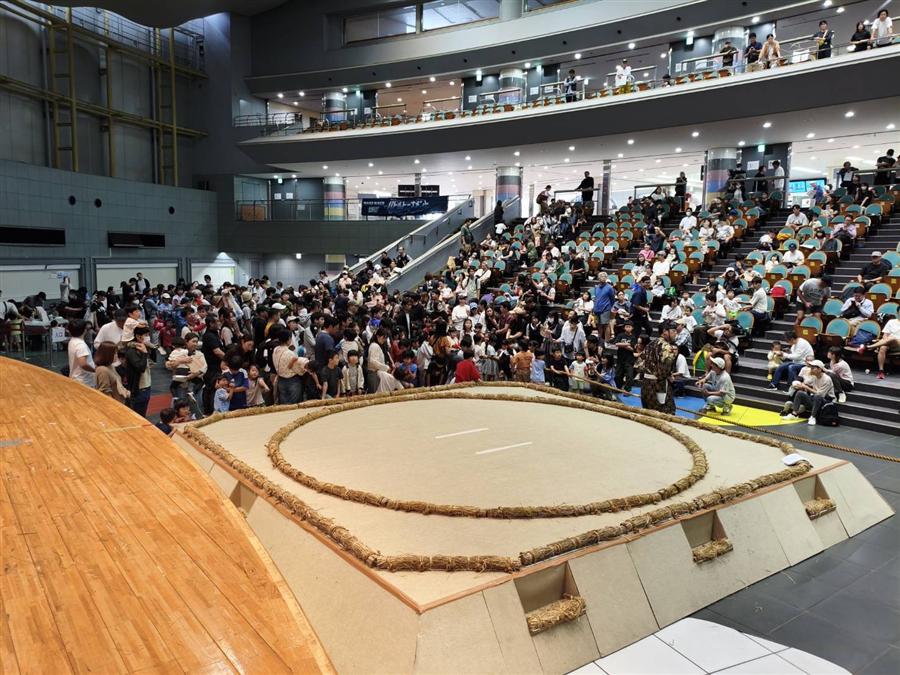 土俵前に集まる大勢の親子連れ