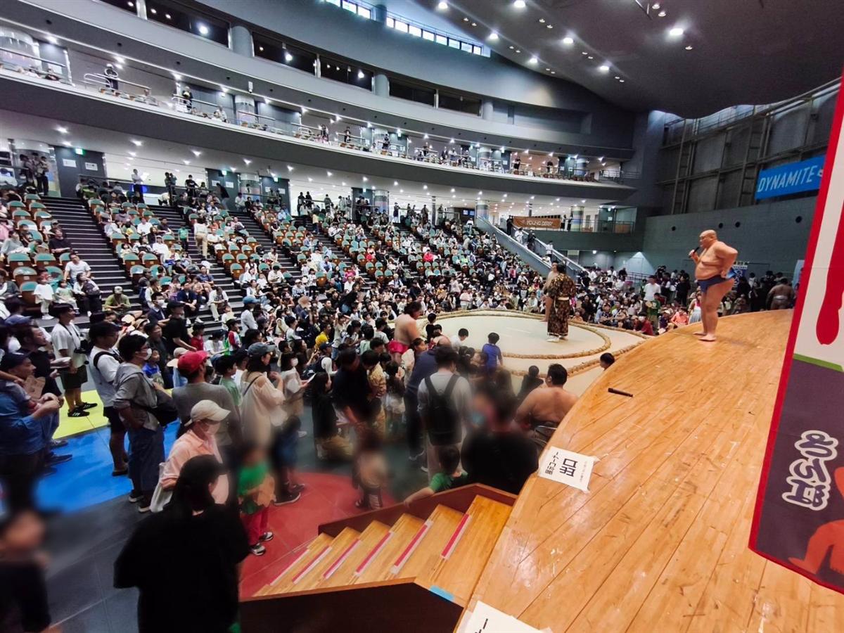 ボートレース戸田イベントホールに設営された土俵と満員の観客席