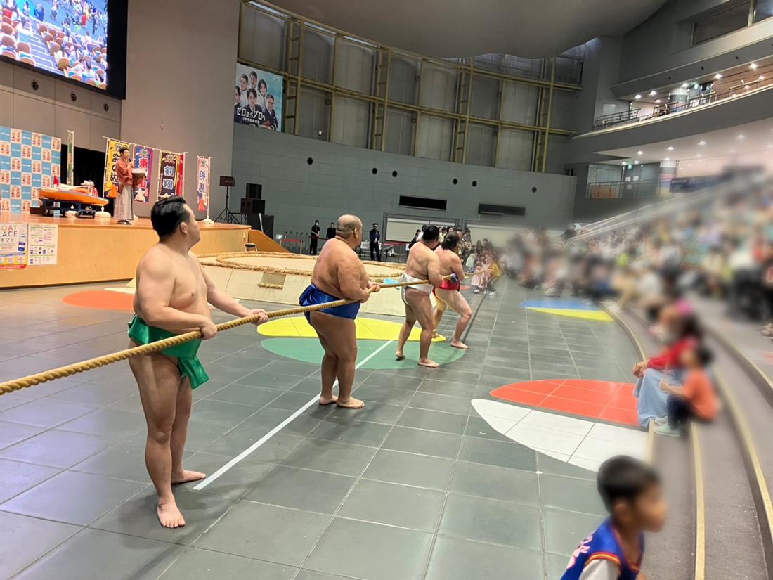 元力士たちとのわくわく綱引きの様子